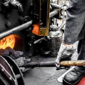 Die erste Eisenbahn fuhr mit Kohle. 