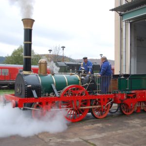 Nachbau der historischen Lokomotive ‚Adler‘ in grün-roter Lackierung.