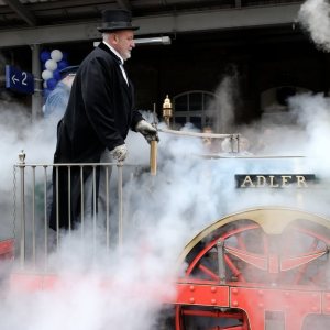 Die dampfende Lokomotive ‚Adler‘ – Nachbau mit Lokführer im Führerstand.