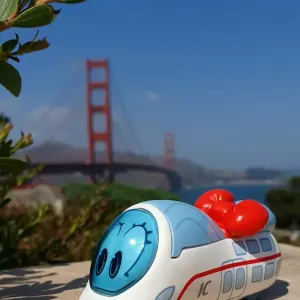 Spielfigur Ida IC steht vor der Golden Gate Bridge