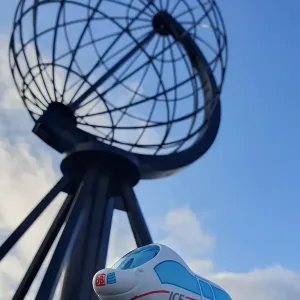 Figur der kleine ICE steht am Nordkap, im Hintergrund der Globus als Wahrzeichen.