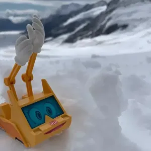 Figur Simsala SUM steht im Gebirge im Schnee