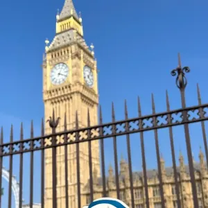 Figur Benni IC Bus steht in London vor dem Turm von Big Ben.