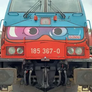 Die Front einer großen Lokomotive zeigt das Gesicht von Günni Güterzug.