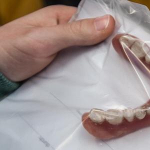 Ein Gebiss in einer Plastikhülle verpackt