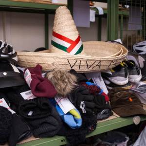 Mexikanischer Sombrero im Regal