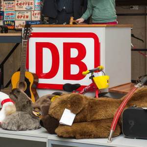 Kuscheltiere und weitere Fundstücke auf einem Auktionstisch