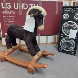 Ein Schaukelpferd neben einer Soundbox