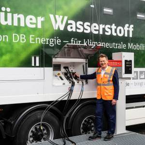 Aufnahme von Dr. Richard Lutz vor mobiler Wasserstofftankstelle