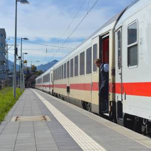 Weiße Bahnsteigkante 