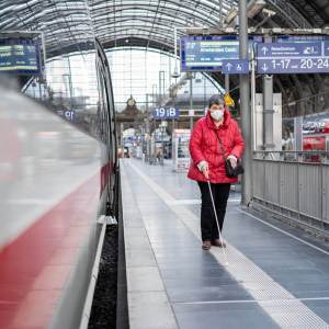 Weißer Sicherheitsstreifen am Bahnsteilg