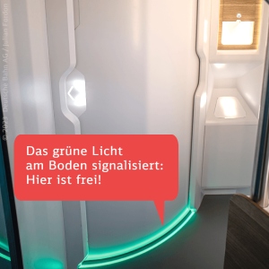 Innenansicht einer Zugtoilette: Grünes Bodenlicht zeigt freie Zugtoilette.