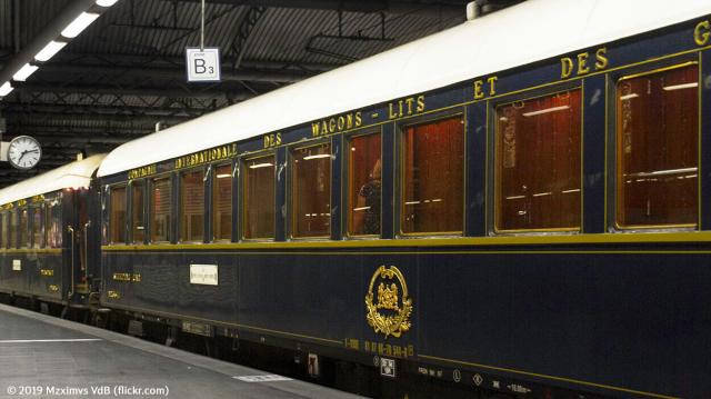 Ein grüner Waggon mit weißen Dach am Bahnsteig