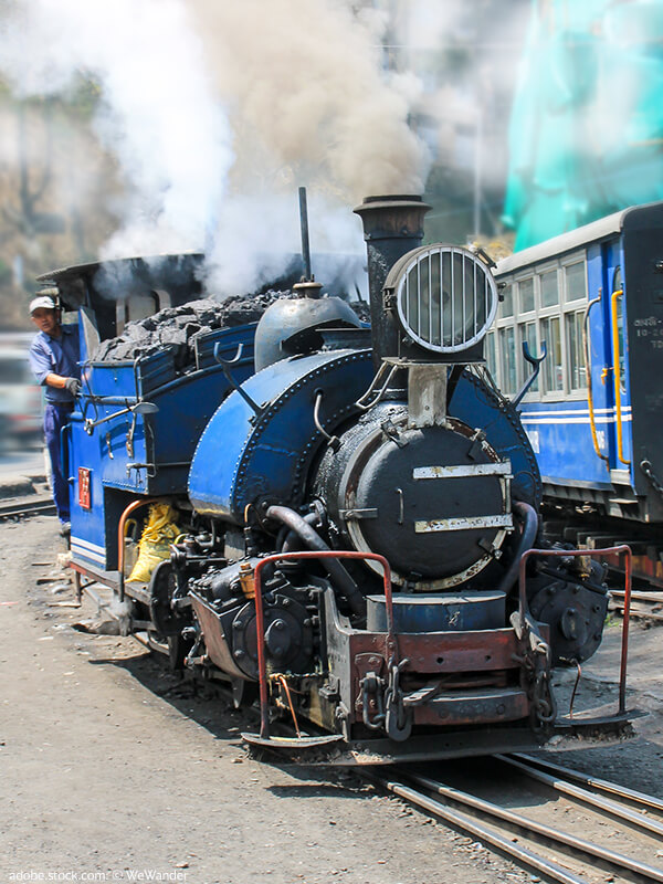 Die Darjeeling Himalayan Railway fährt in Indien zwischen den höchsten Bergen der Welt