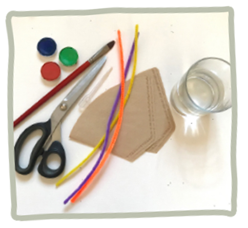 Schere, Pinsel, Farbtöpfchen, Pfeifenreiniger, Kaffeefilter und ein Glas Wasser liegen bereit.