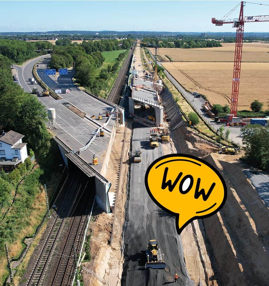 Blick von oben auf einen Strecken- und Brückenneubau
