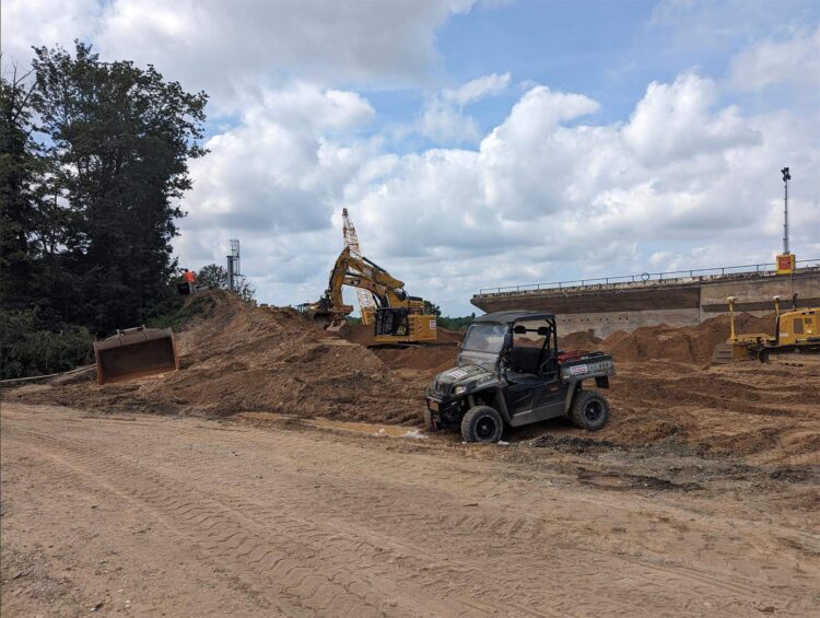 Baufahrzeuge bei Erdarbeiten an einer neuen Brücke