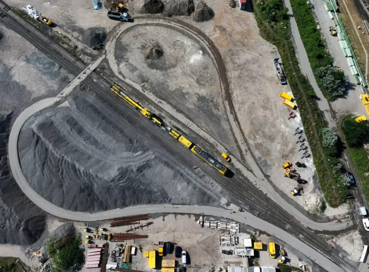 Eine Drohnenaufnahme einer riesigen Bahnbaustelle aus der Vogelperspektive