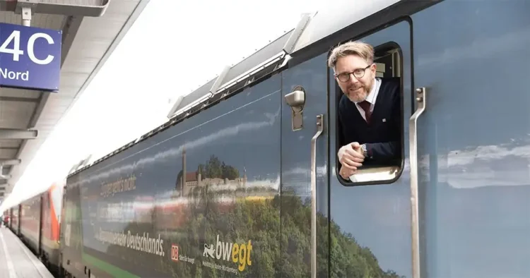 Mann schaut aus Zugfenster