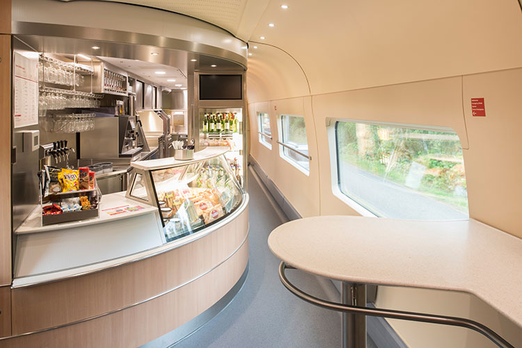 Das gut ausgestattete Bordbistro eines ICEs