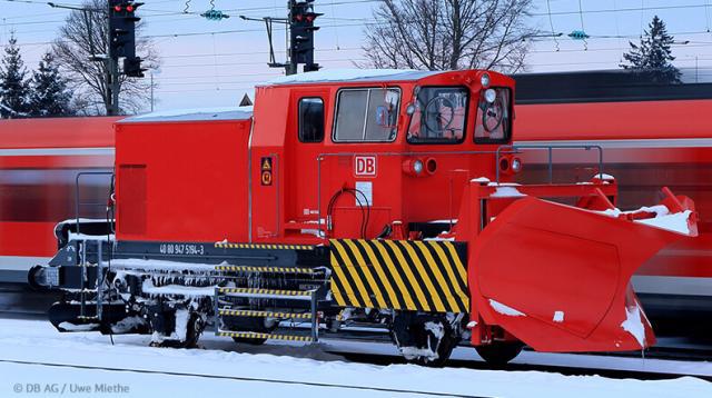 Schneepflüge räumen mit ihren spitzen Schnauzen Schneeberge von den Schienen runter