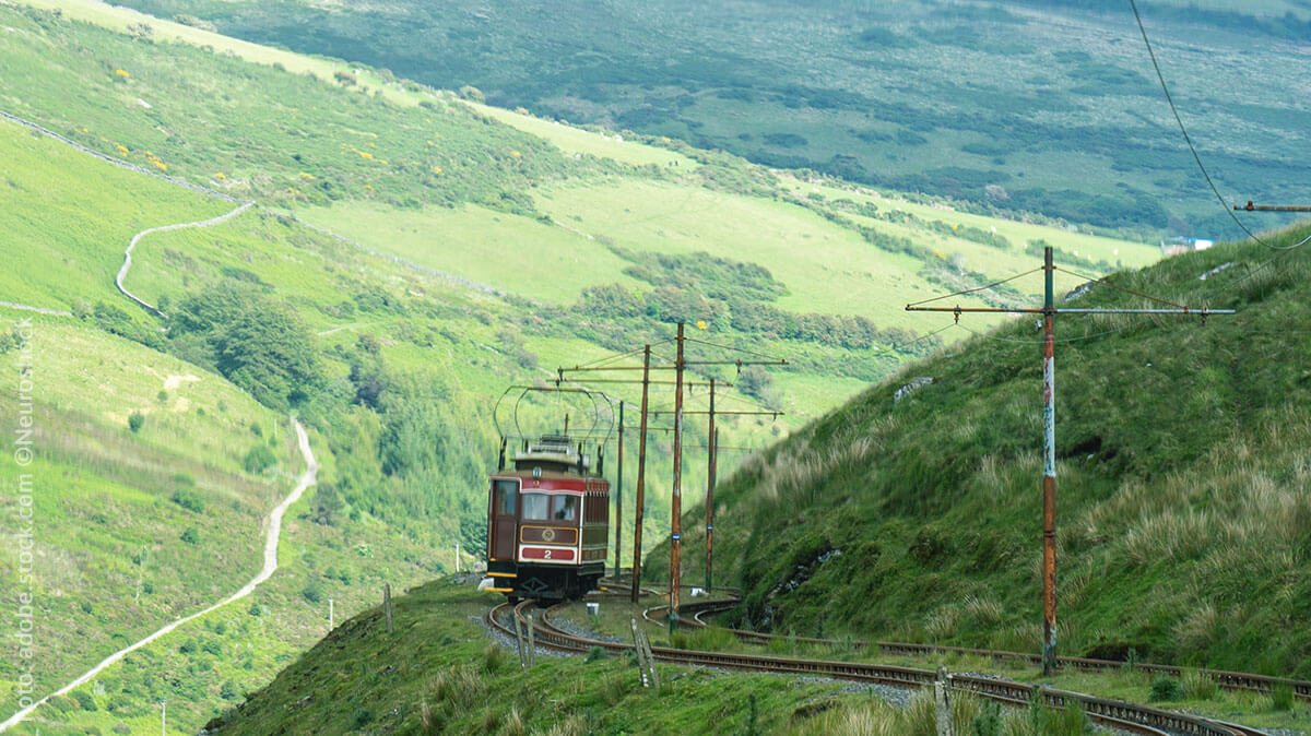 Zum Berg geht es mit einer elektrischen Eisenbahn