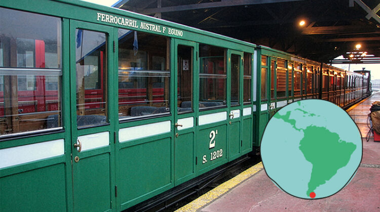 Grüner Personenwaggon des Ferrocarril Austral Fueguino an einem Bahnsteig. Eine eingeblendete Karte zeigt die Lage der Bahnstrecke im Süden Argentiniens auf Feuerland.