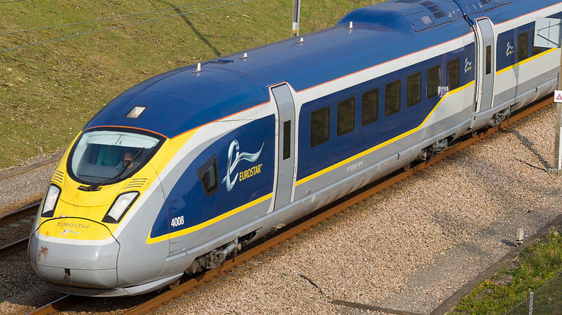 Die Lok eines blau-gelben Eurostar Zuges