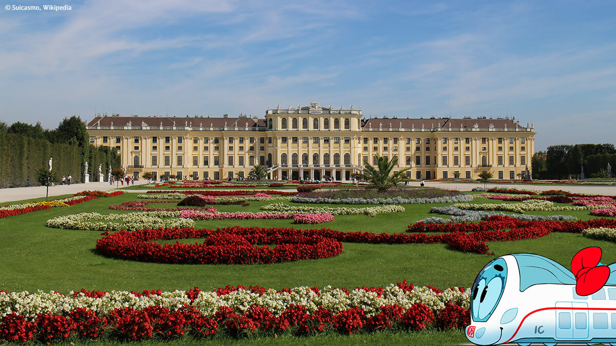 Ida ist am Schloss Schönbrunn und blickt auf den Schlossgarten.