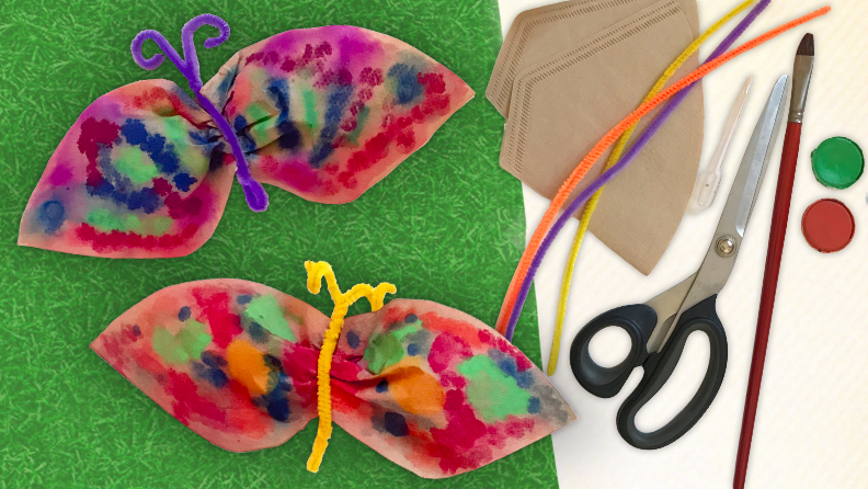 Zwei bunte Schmetterlinge aus bemalten Kaffeefiltern. Daneben liegen Kaffeefilter, bunte Pfeifenreiniger, Schere, Pinsel und Farbtöpfchen.