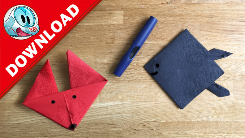 Gefaltete rote Serviette in Form eines Fuchskopfes und eine blaue in form eines Fisches