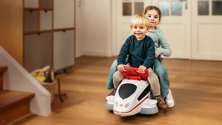 Mädchen und Junge spielen auf einem Rutschzug