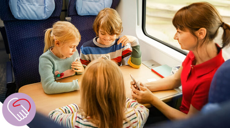 Im Zug eine Gruppe Kinder mit Betreuerin Junior Express