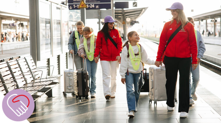 Auf dem Bahnhof eine Gruppe Kinder mit Betreuerin DB Junior Express