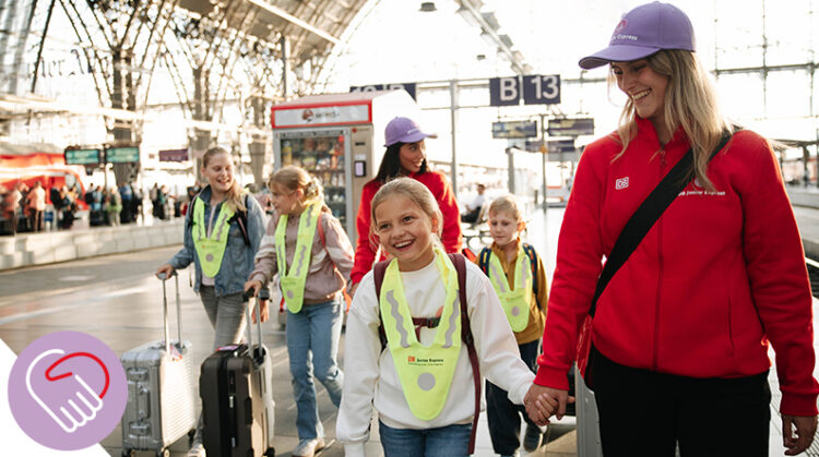 Auf dem Bahnhof eine Gruppe Kinder mit Betreuerin Junior Express