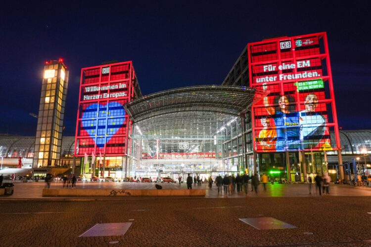 Illumination Berliner Hbf zum Europatag 2024