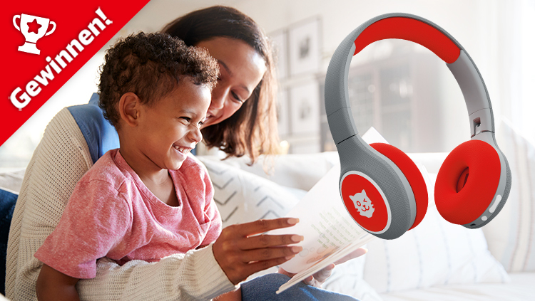 Eine Frau hat ein Kind auf dem Schoß und ließt diesem vor und es ist zu sehen, dass es Kopfhörer zu gewinnen gibt.