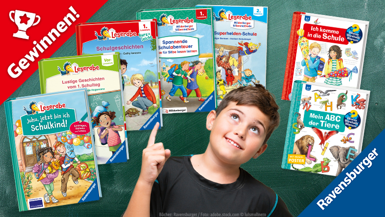 Ein Junge präsentiert eine Auswahl an sieben spannenden Erstleser-Büchern von Ravensburger