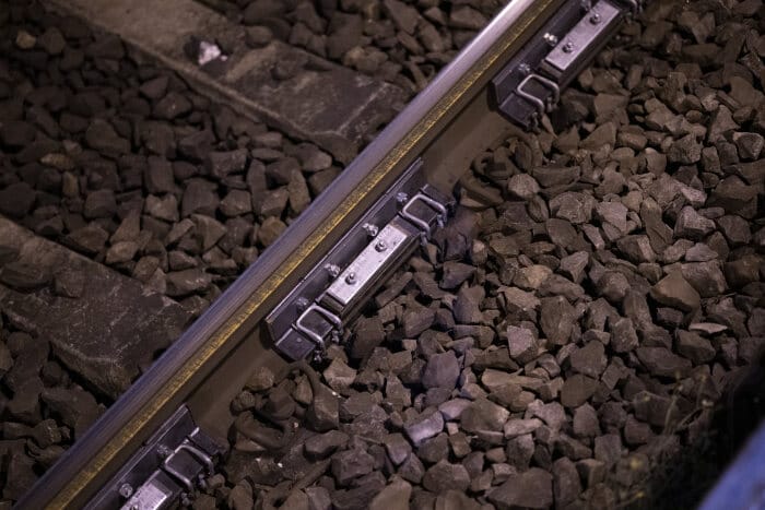 Schienenstegdämpfer