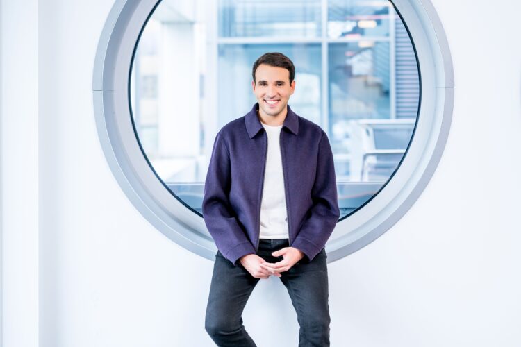 Abbildung des logo!-Moderators Sherif Rizkallah.