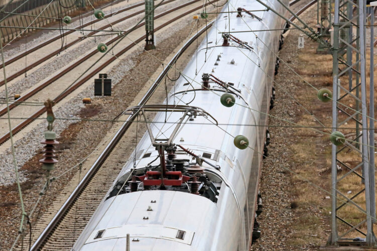 Ein Elektrozug der mit Ökostrom fährt.
