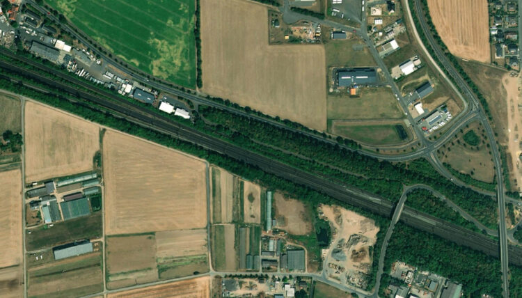 Ansicht auf ein Bahngleis vom Satelliten aus