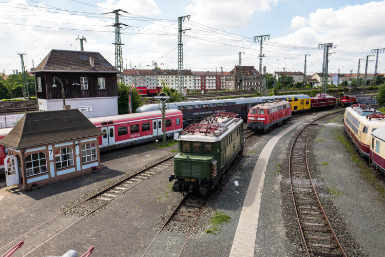 mehrere historische Eisenbahnen im Verkehrsmuseum