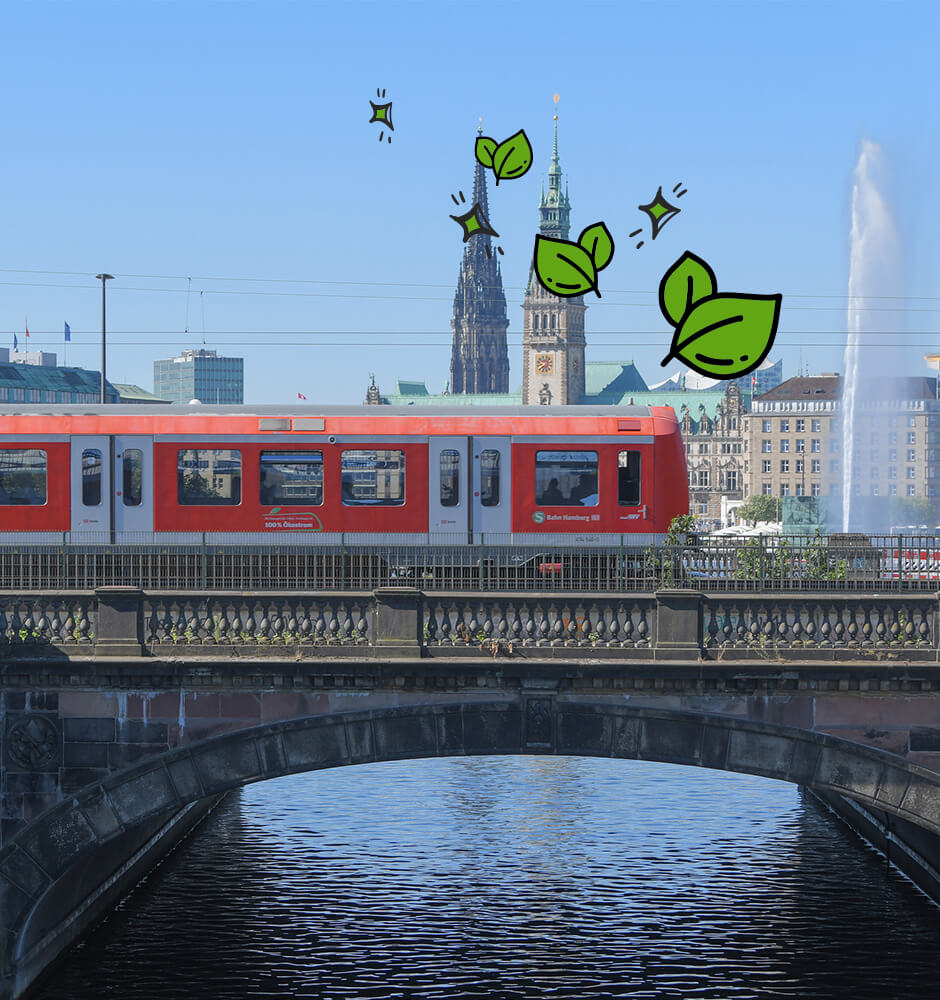 Eine rote S-Bahn fährt über eine Brücke in Hamburg.
