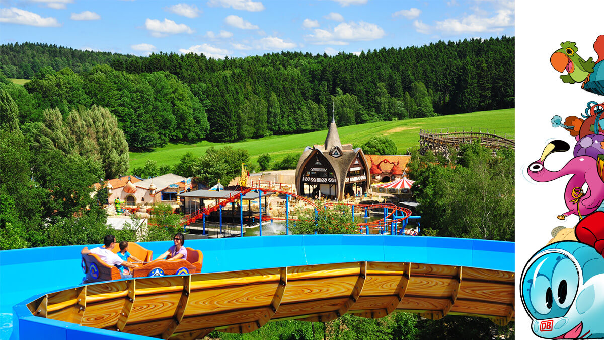 Familie auf Wasserbahn im Freizeitpark Plohn in Reichenbach, umgeben von Waldlandschaft