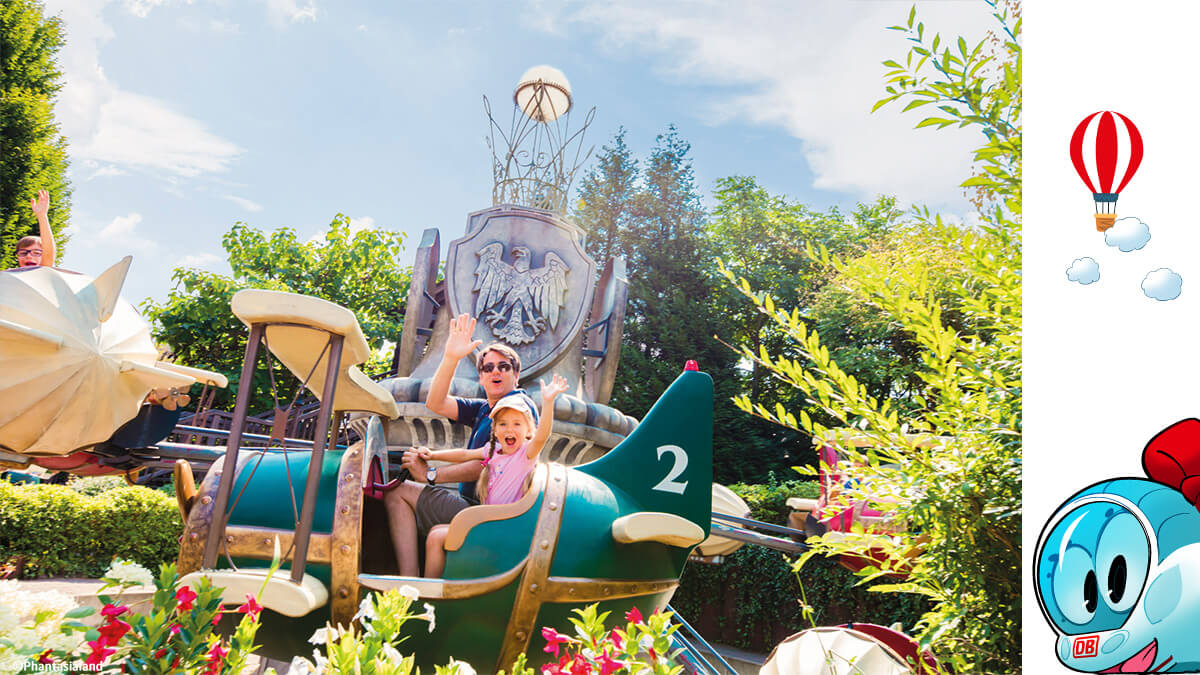 Vater und Tochter sitzen in Flugattraktion im Phantasialand in Brühl bei Köln