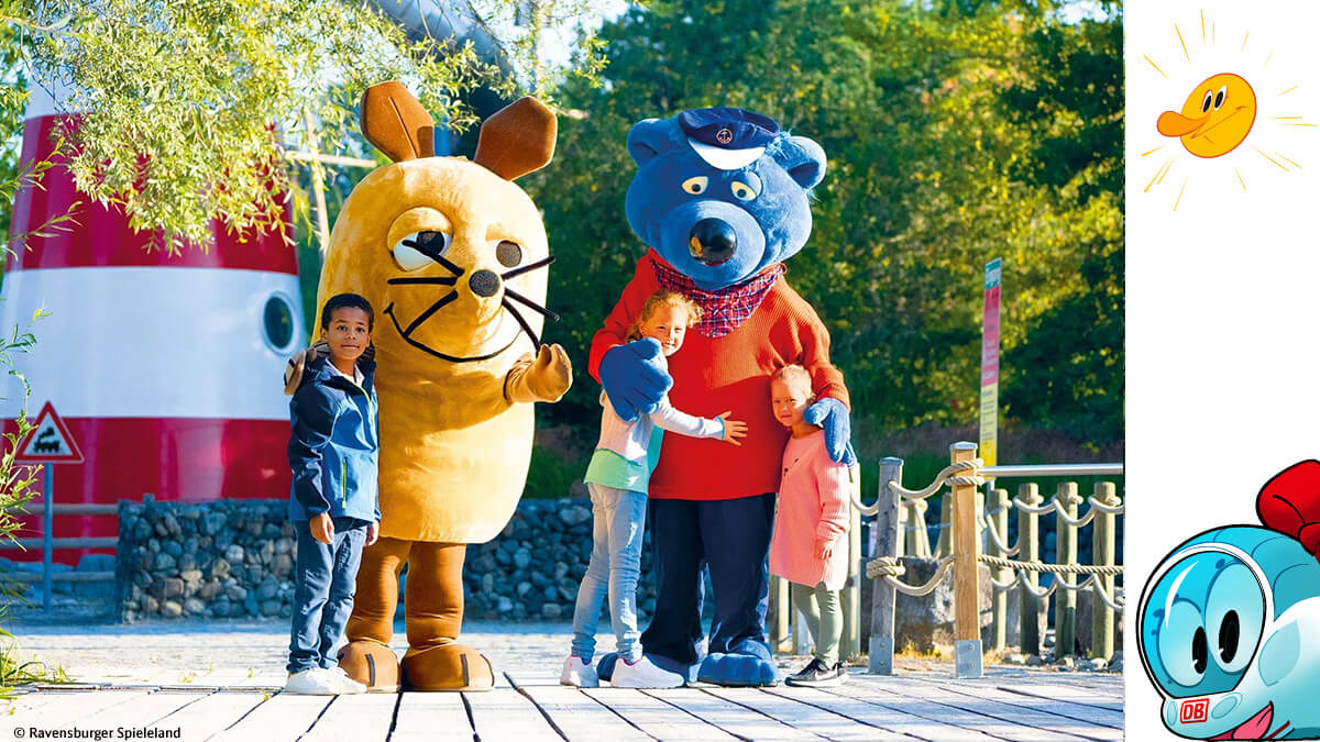 Käpt’n Blaubär und Die Maus posieren mit Kindern im Ravensburger Spieleland (Baden-Württemberg)