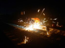 Thermit-Verschweißen eines Schienenstoßes Gleisbauarbeiten, schweißen bei Nacht