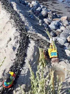 Figuren Sally S-Bahn und Simsala SUM fahren über selbstgebaute Schienen am Strand.