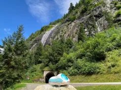 Figur der kleine ICE steht vor einem Gebirgstunnel.